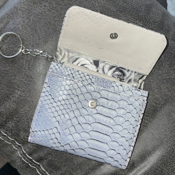 NWOT Adrienne Vittadini Small Gray Snakeskin Print Wallet - Picture 3 of 4